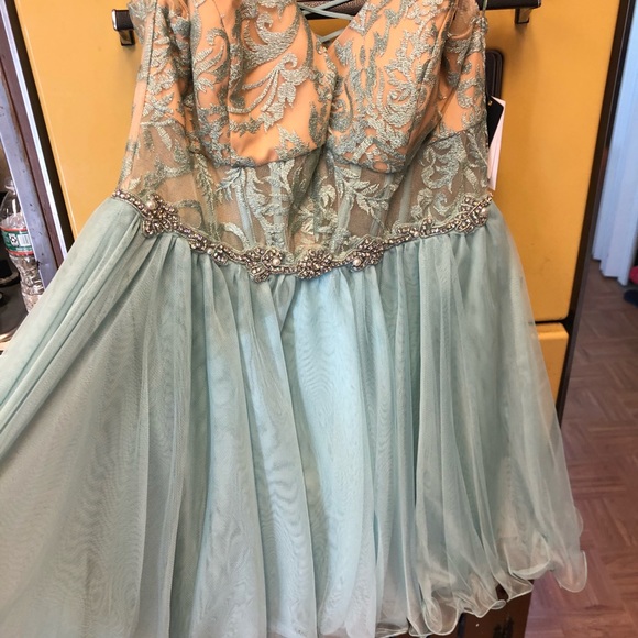 Beautiful formal dress. Size 15 junior - Picture 1 of 4